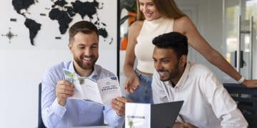 medium-shot-people-travel-agency (1)